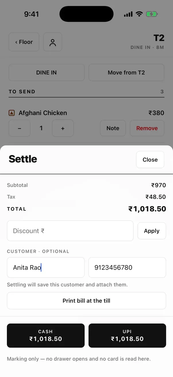 Captain app ki ₹1,018.50 wali Settle sheet: Customer · optional ke neeche Name box mein Anita Rao aur Number box mein 9123456780, line Settling will save this customer and attach them., phir Print bill at the till, aur Cash aur UPI buttons