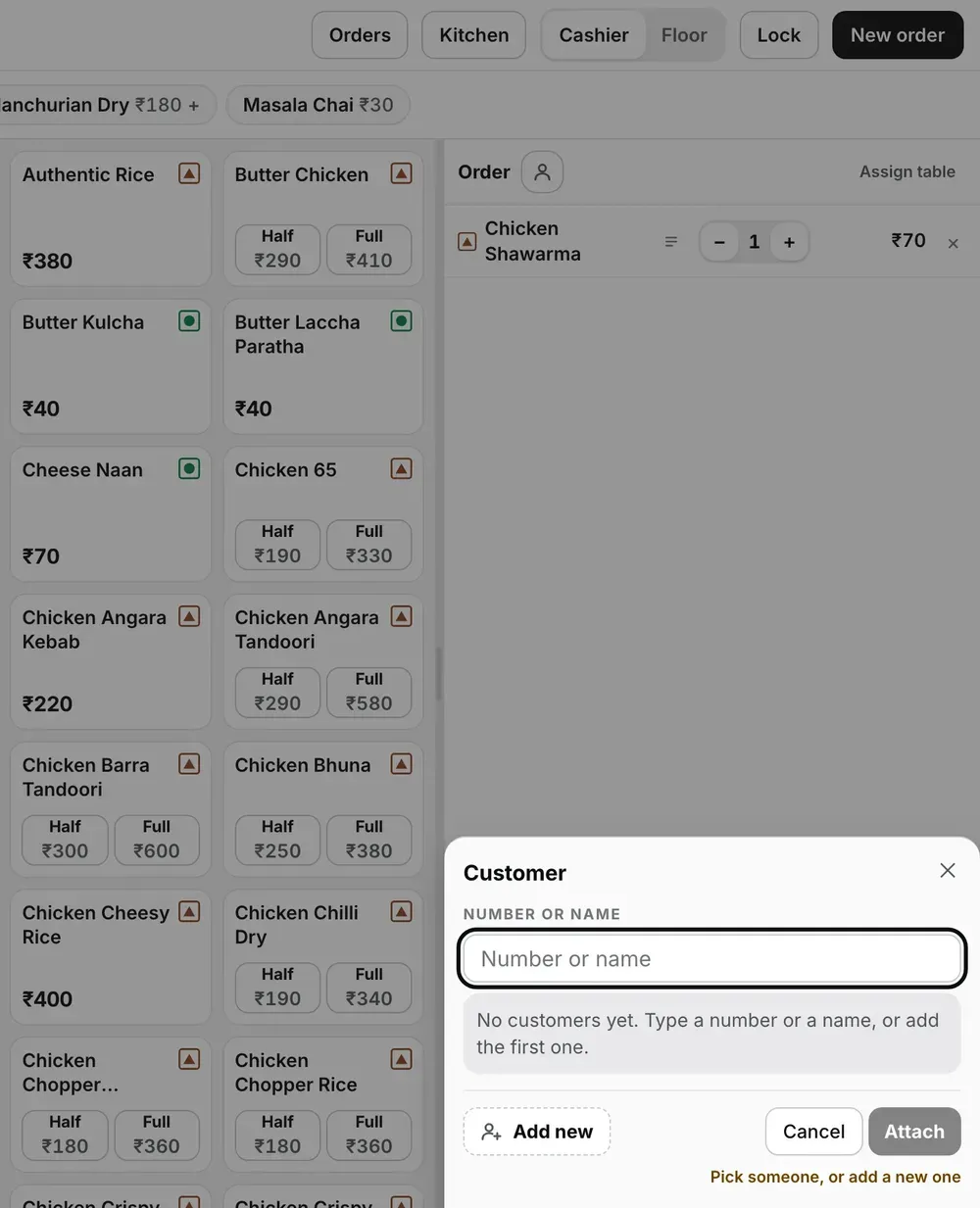 Ek naye store pe EasyKOT register ka right side, jahan abhi koi customer nahi, dim kiya hua: menu ke do column, aur Order column jisme Order ke bagal mein person icon aur ek Chicken Shawarma line. Cart ke upar Customer sheet khuli hai: khaali Number or name box, message No customers yet. Type a number or a name, or add the first one., ek Add new button, Cancel, aur grey Attach jiske neeche Pick someone, or add a new one